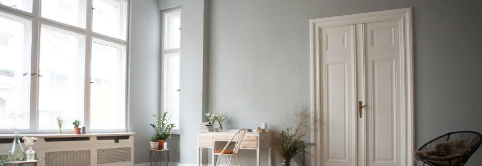 Heller Raum mit Schreibtisch